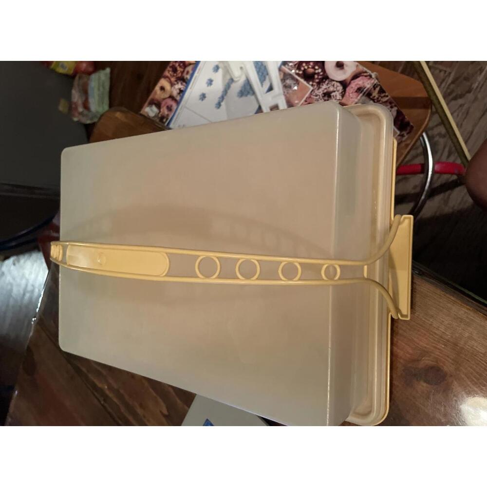 Vintage 9x13 Tupperware cake carrier
